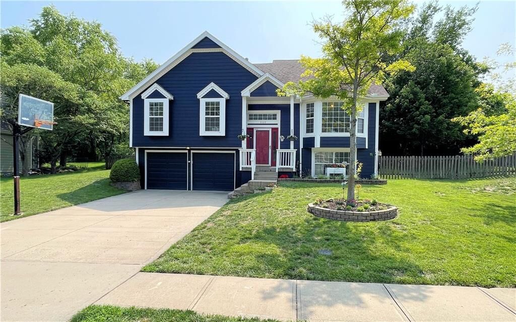Property Photo: 809 N Persimmon Drive KS 66061