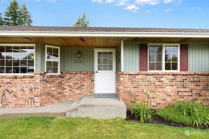 Property Photo:  5221 74th Place NE  WA 98270 