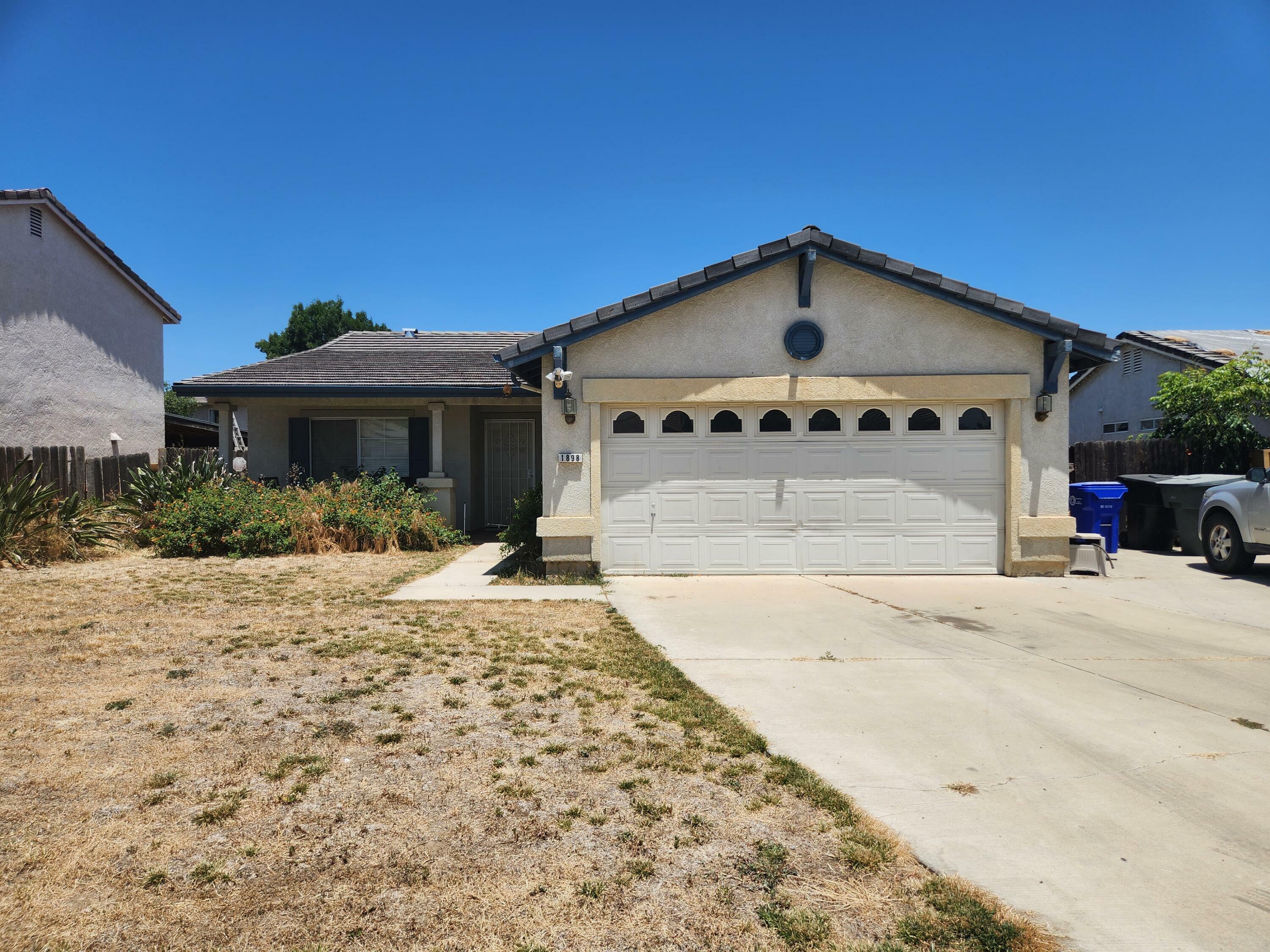 Property Photo:  1898 La Vida Avenue  CA 93257 