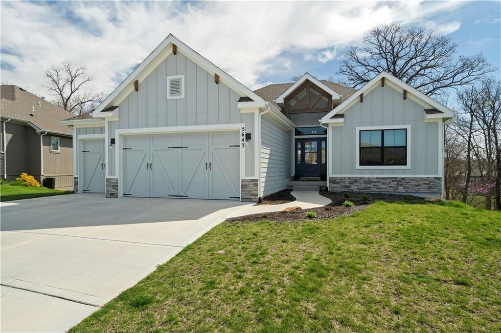 Property Photo:  5643 Thousand Oaks Drive  MO 64152 