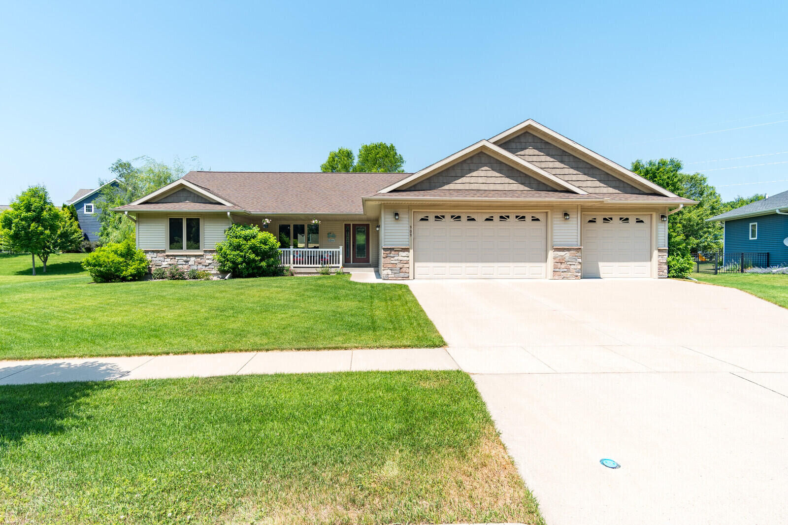 Property Photo:  909 Rolling Oaks Dr  WI 54650 