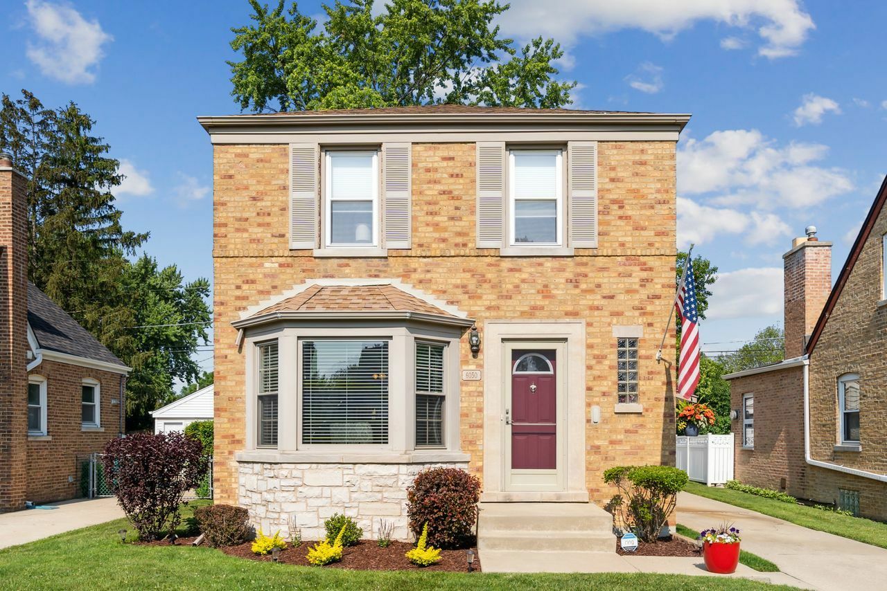Property Photo: 6050 N Overhill Avenue IL 60631