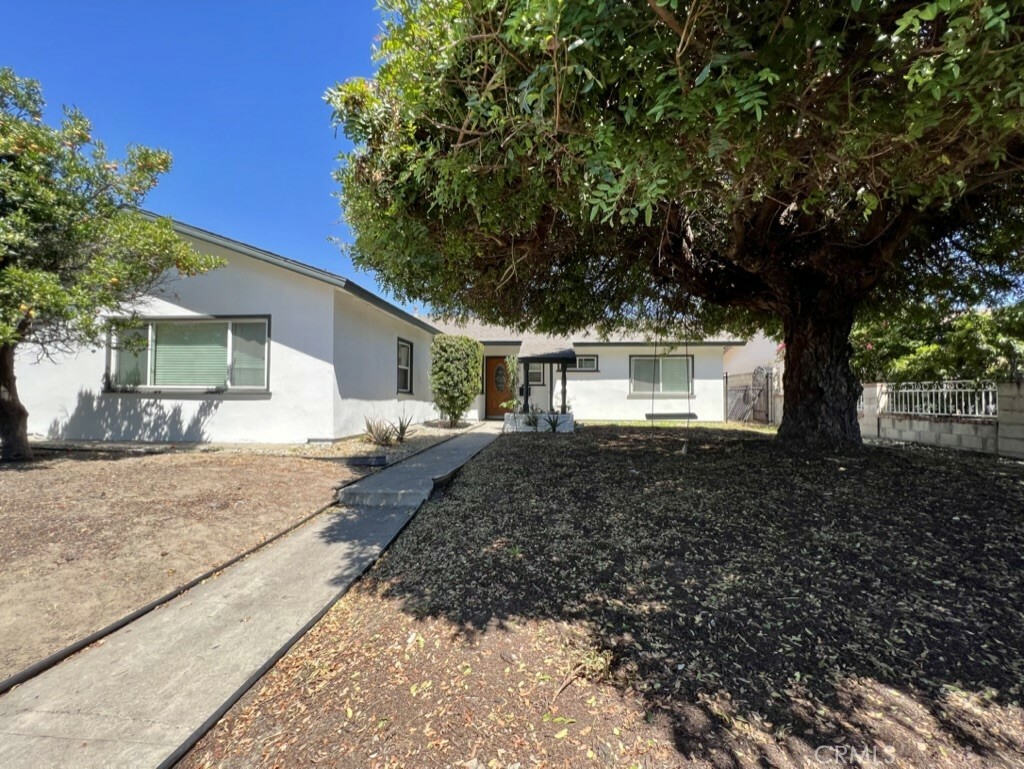 Property Photo:  1913 S Fairview Street  CA 92704 