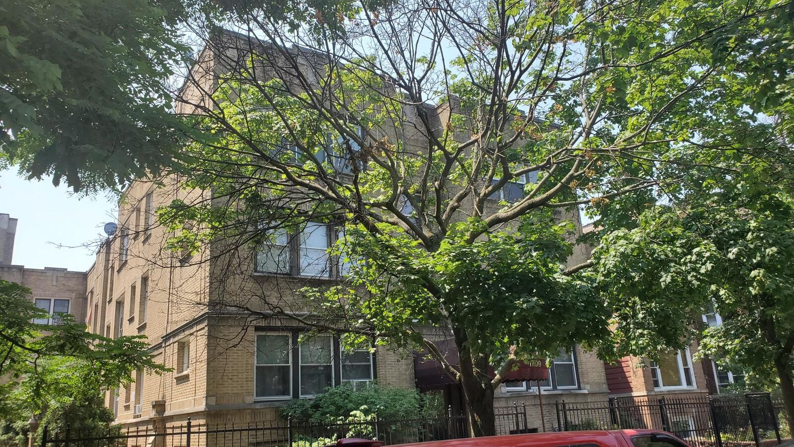 Property Photo:  1709 W Wallen Avenue 3J  IL 60626 