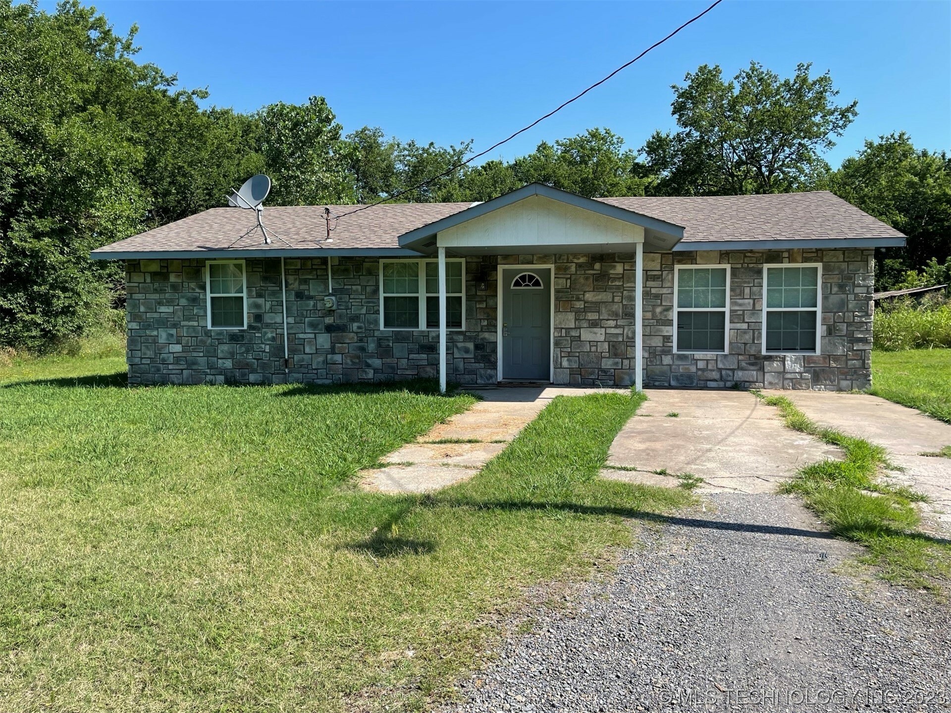 Property Photo:  105 SE 6th Street  OK 74467 