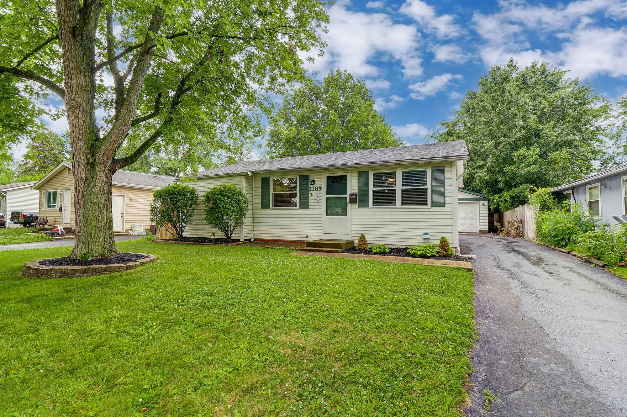 Property Photo: 2289 Hampstead Drive OH 43229