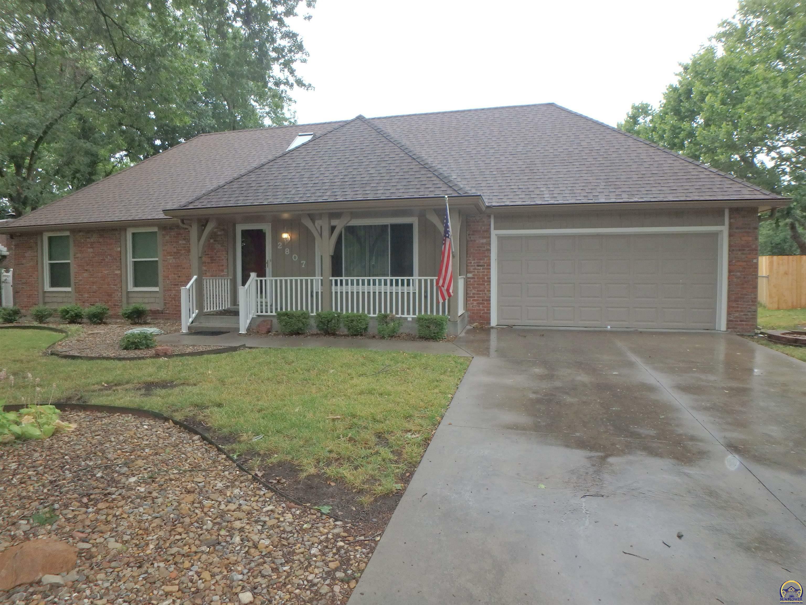 Property Photo:  2807 SW Maupin Ln  KS 66614 