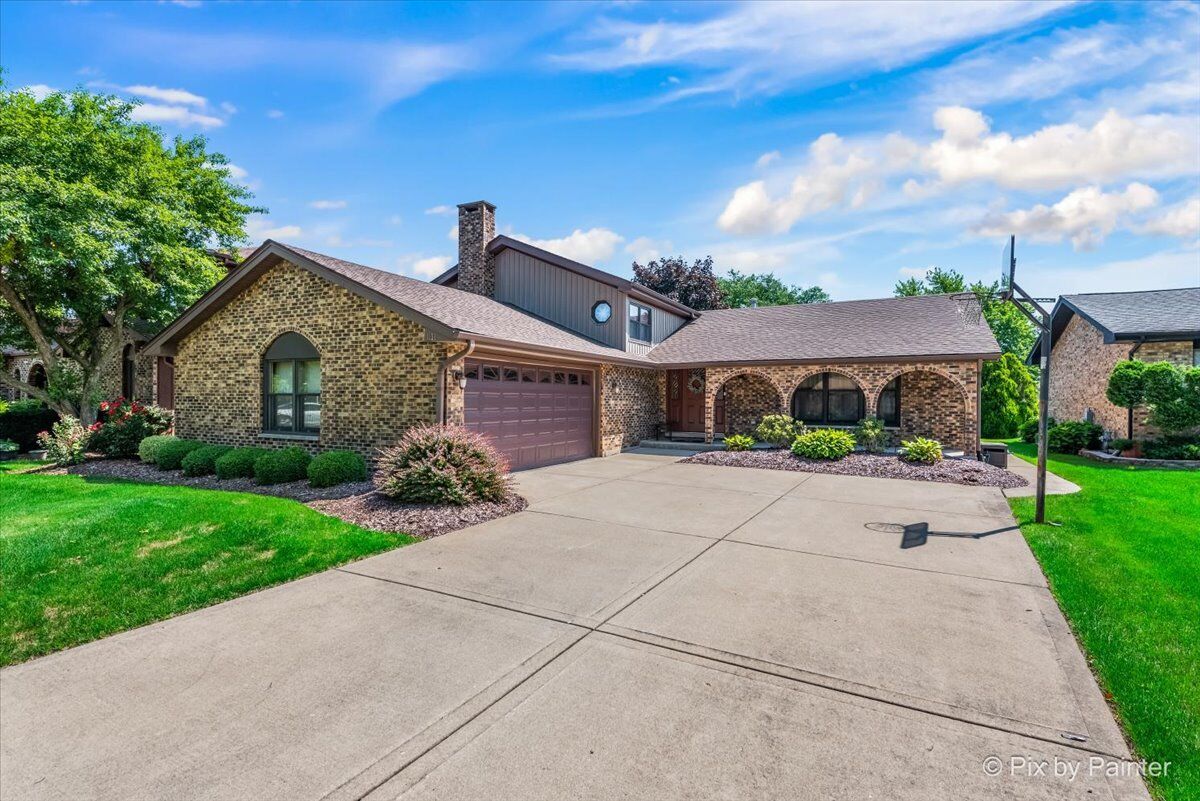 Property Photo: 1131 N White Fence Lane IL 60101