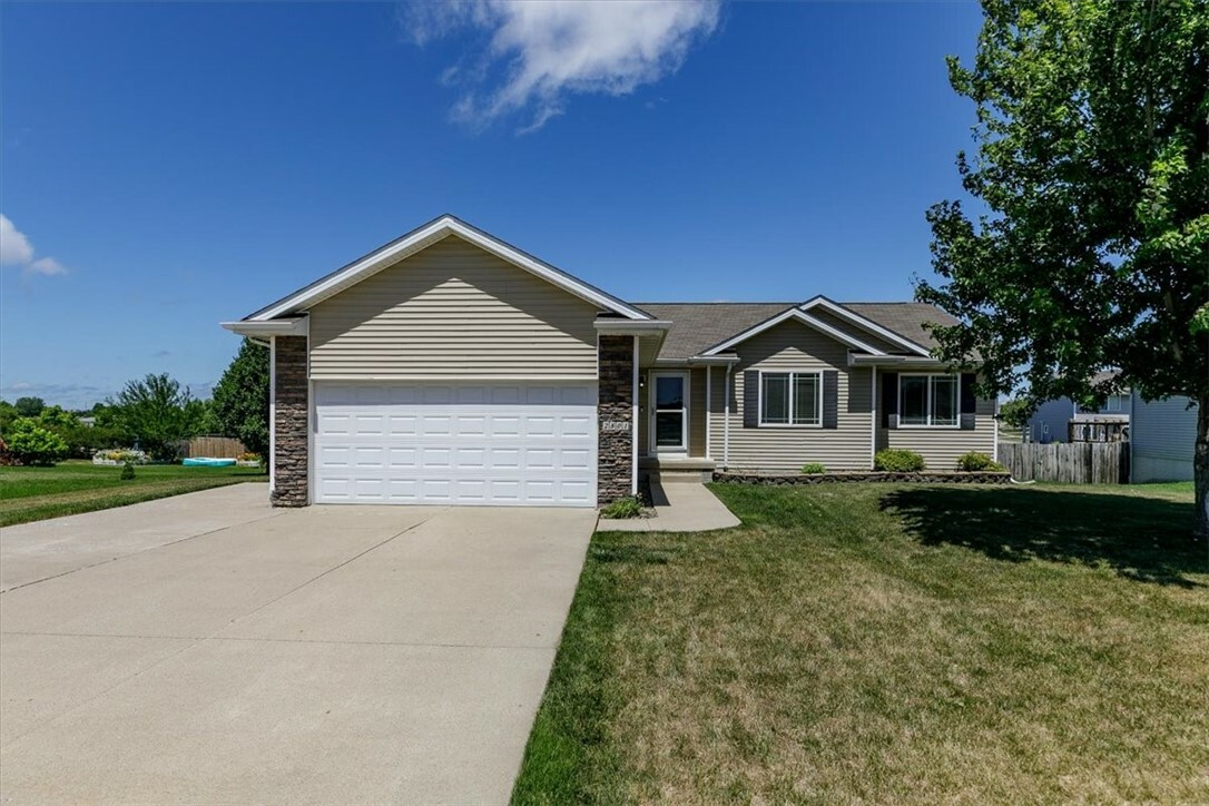 Property Photo:  2801 Stone Ridge Street  IA 50111 