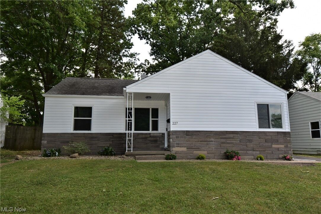 Property Photo:  227 S Bon Air Avenue  OH 44509 
