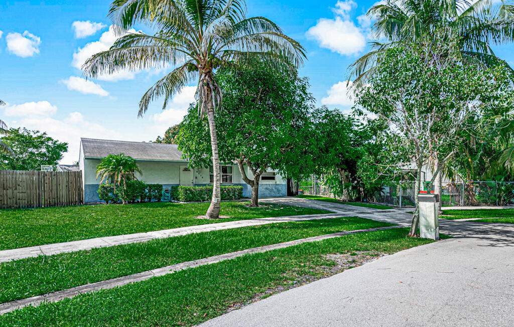 Property Photo: 4216 Caesar Circle FL 33463