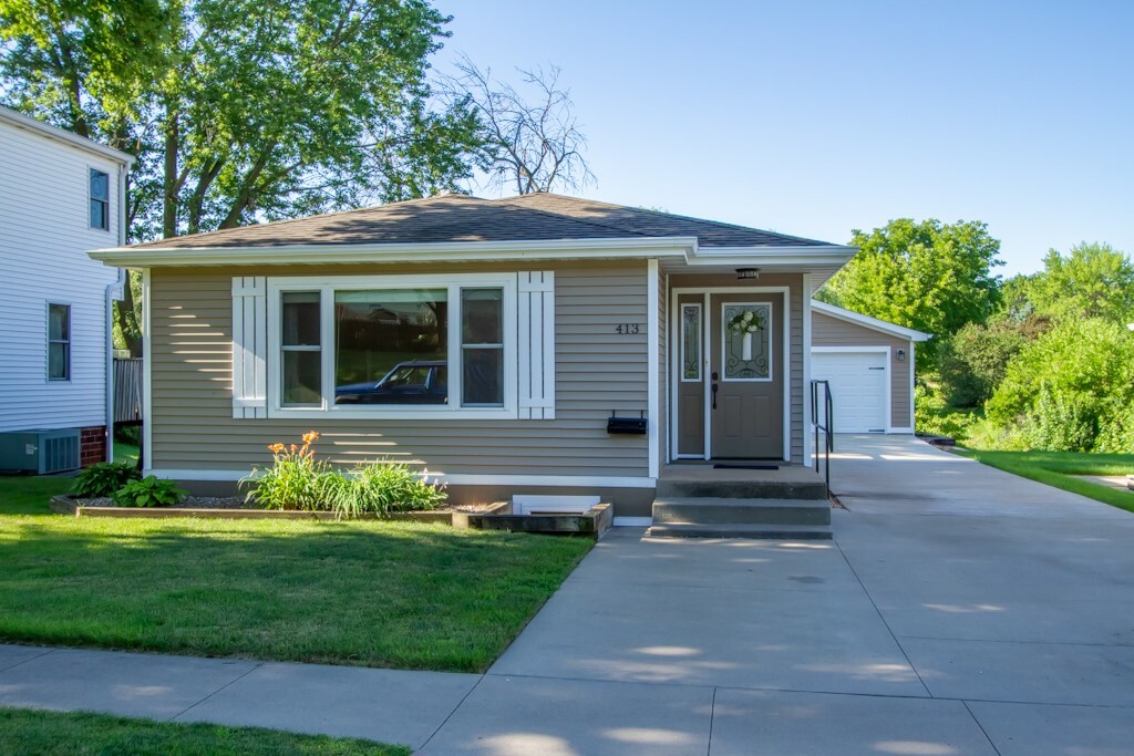 Property Photo:  413 Independence Street  IA 50219 