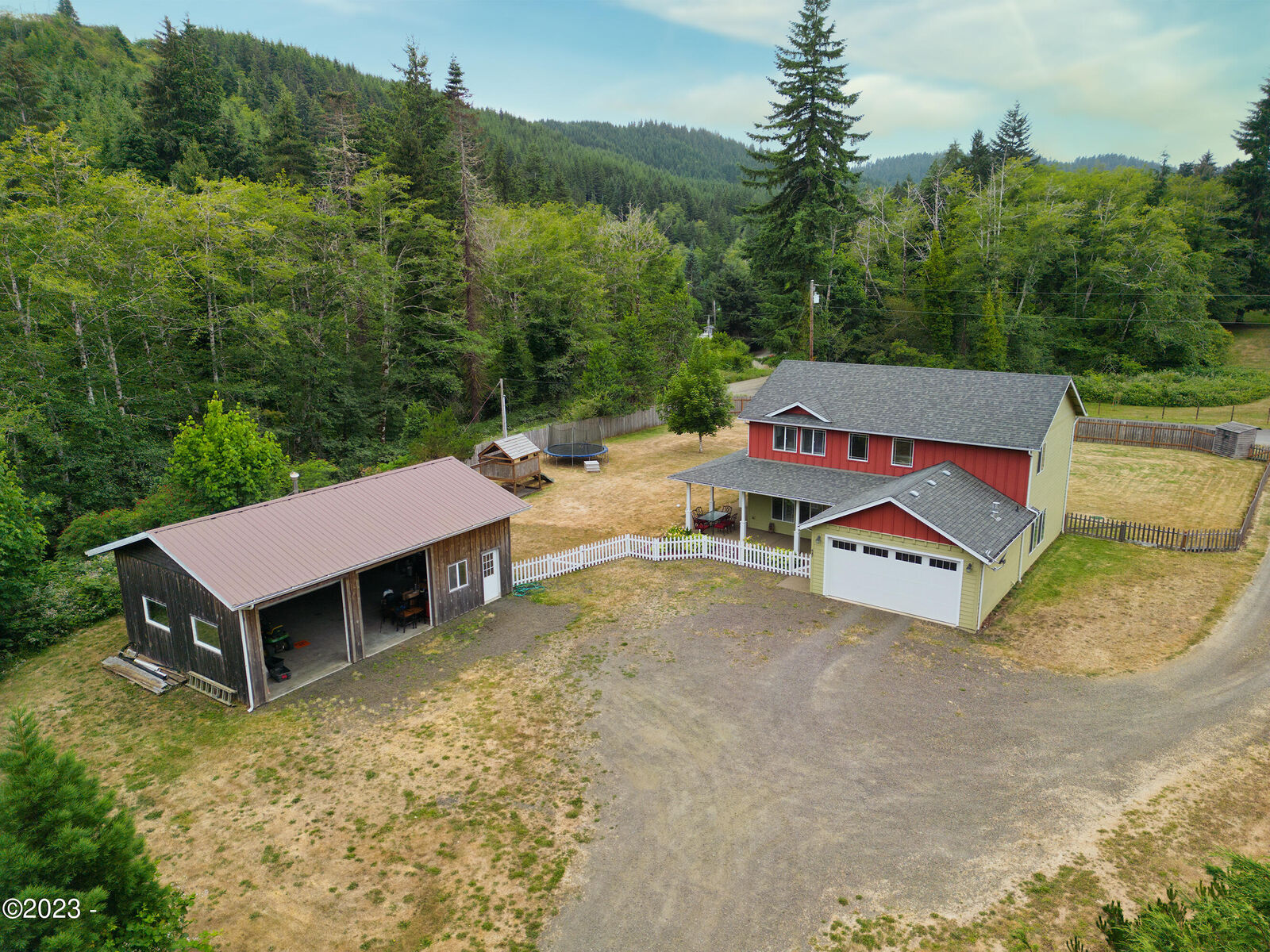 Property Photo:  647 N Deer Drive  OR 97368