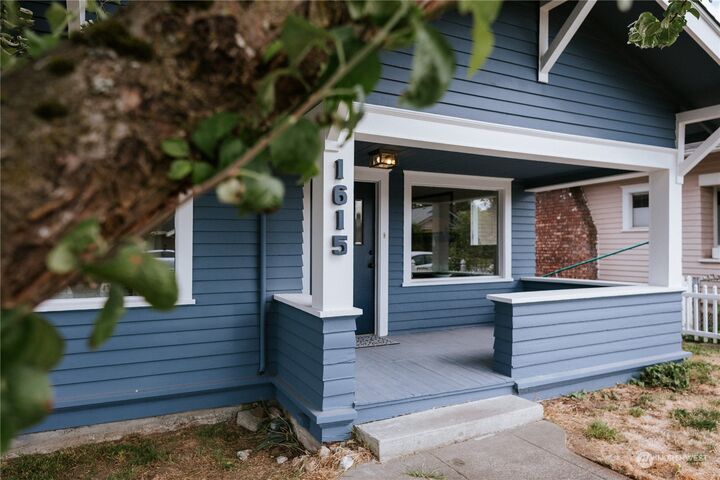 Property Photo: 1615 Rockefeller Avenue WA 98201