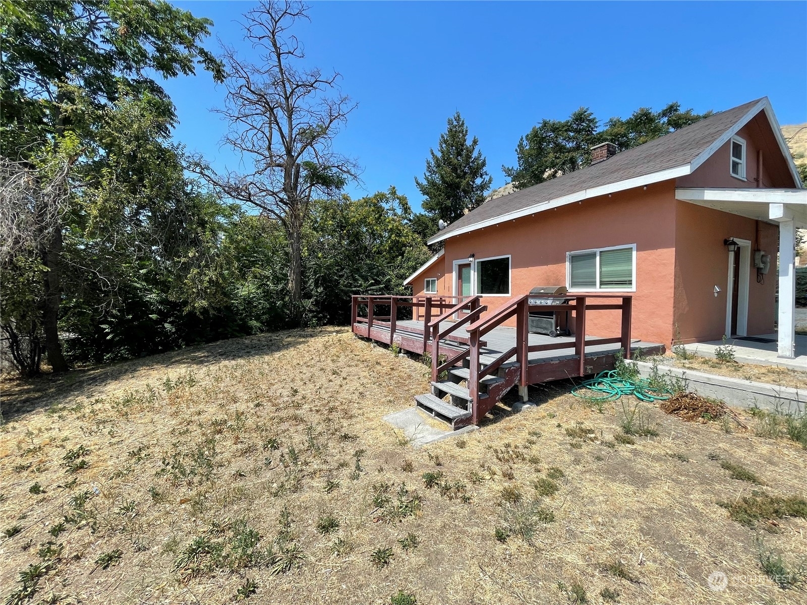 Property Photo:  617 N Bradley Street  WA 98816 