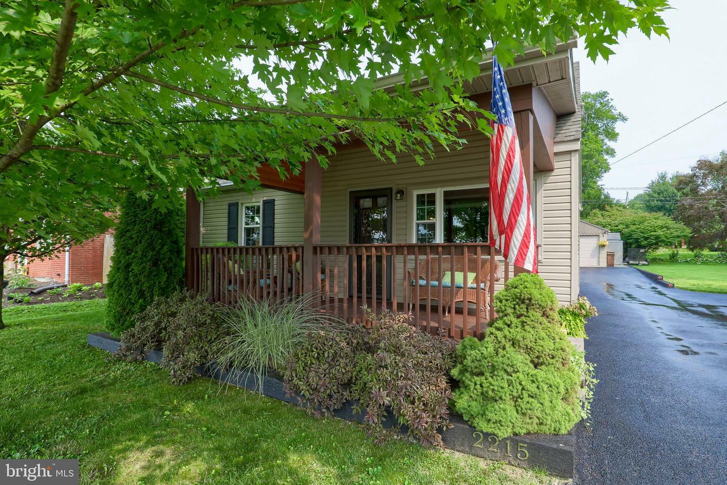 Property Photo: 2215 Manor Ridge Drive PA 17603
