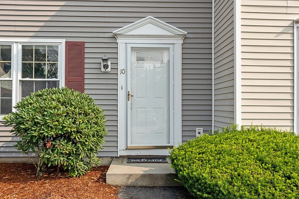 Property Photo:  10 Boylston Ln 10  MA 01852 