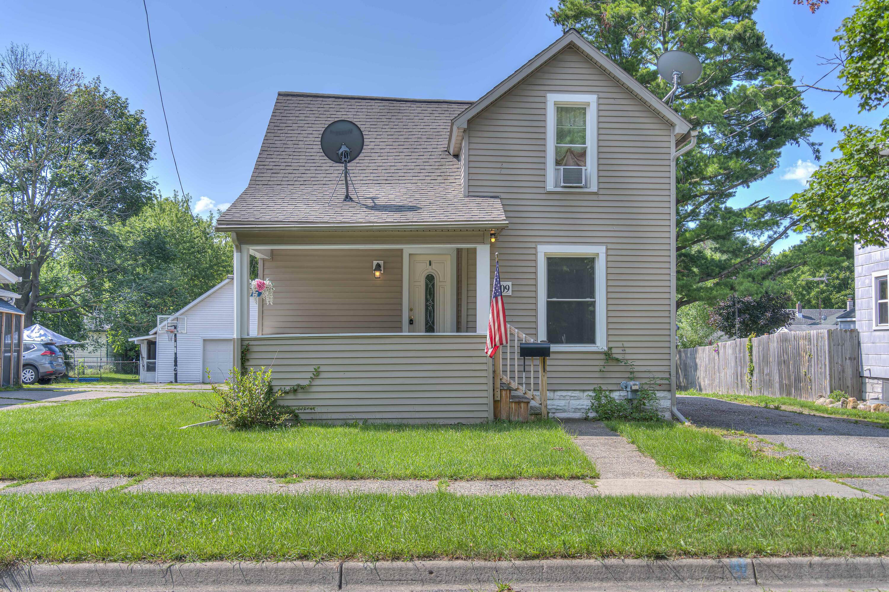 Property Photo:  909 W Ganson Street  MI 49202 