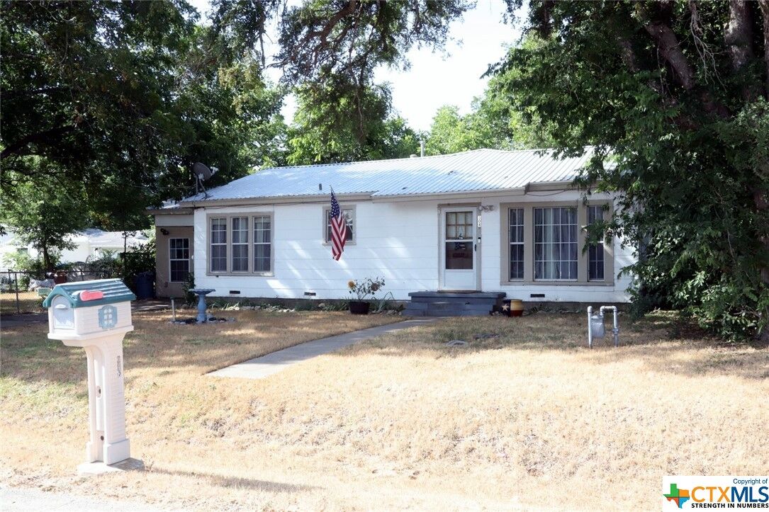 Property Photo: 304 E Avenue E TX 76689