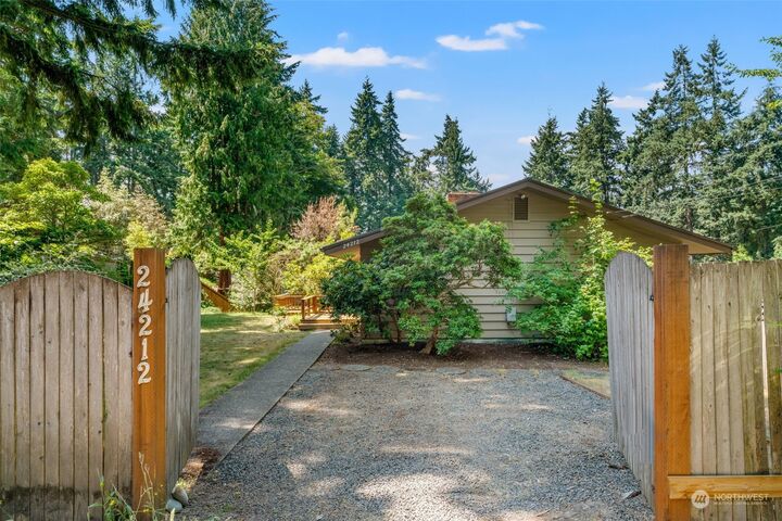 Property Photo:  24212 92nd Avenue W  WA 98020 