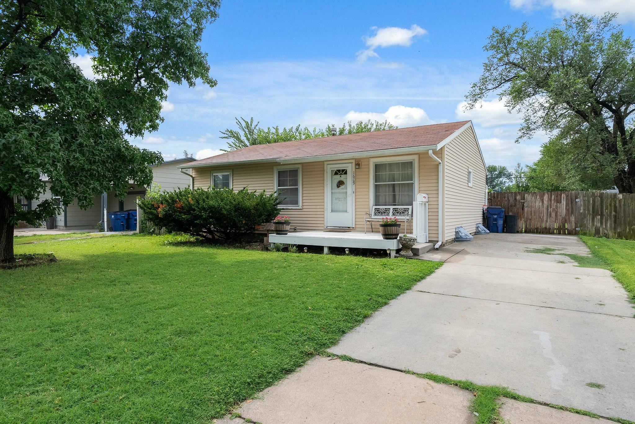 Property Photo:  1609 W Lotus St  KS 67213 