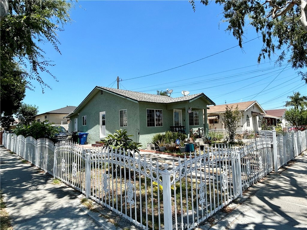 Property Photo:  6719 Vinevale Avenue  CA 90201 