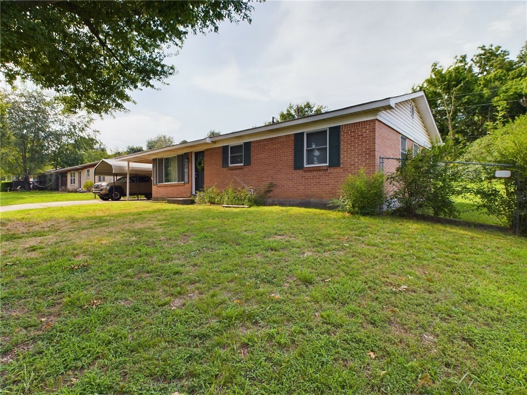 Property Photo:  2204 Cottonwood Place  AR 72762 