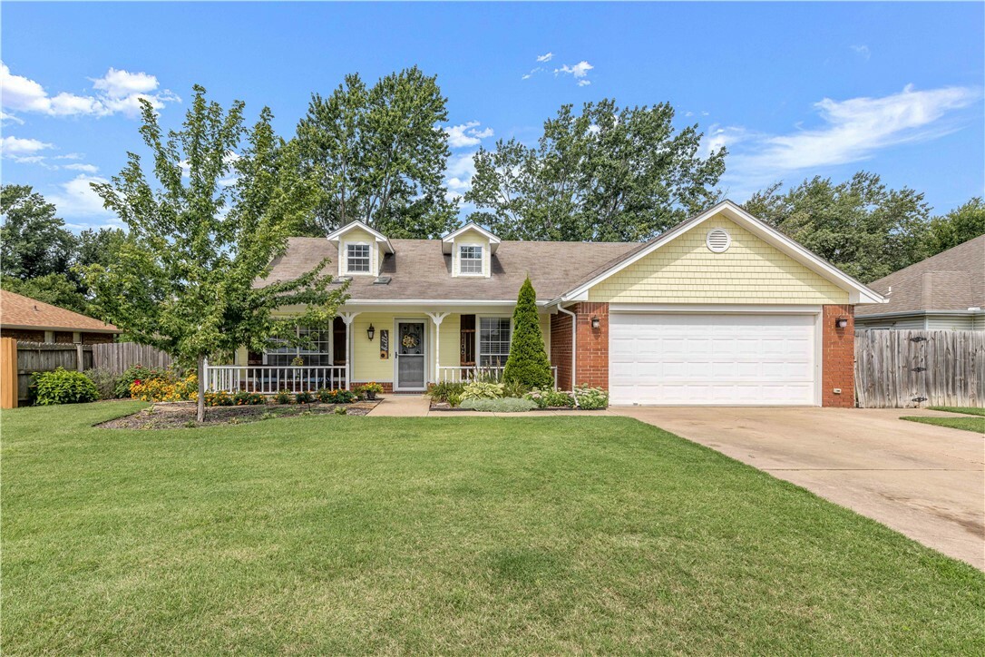 Property Photo:  1106 N Oriole Avenue  AR 72756 