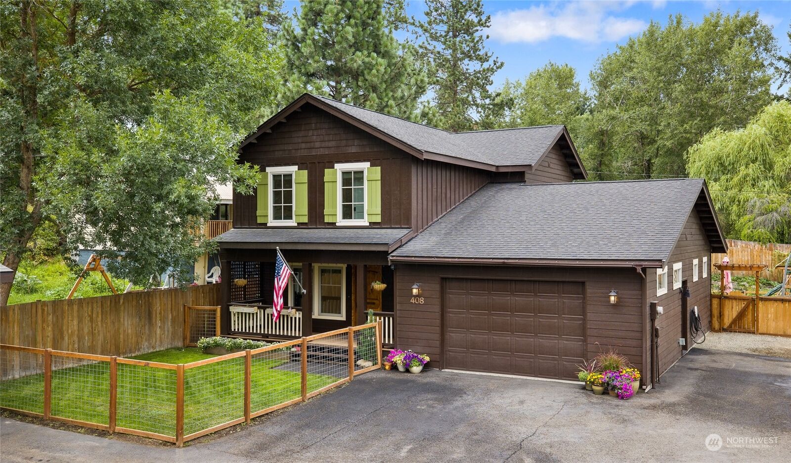 Property Photo: 408 W 2nd Street WA 98922