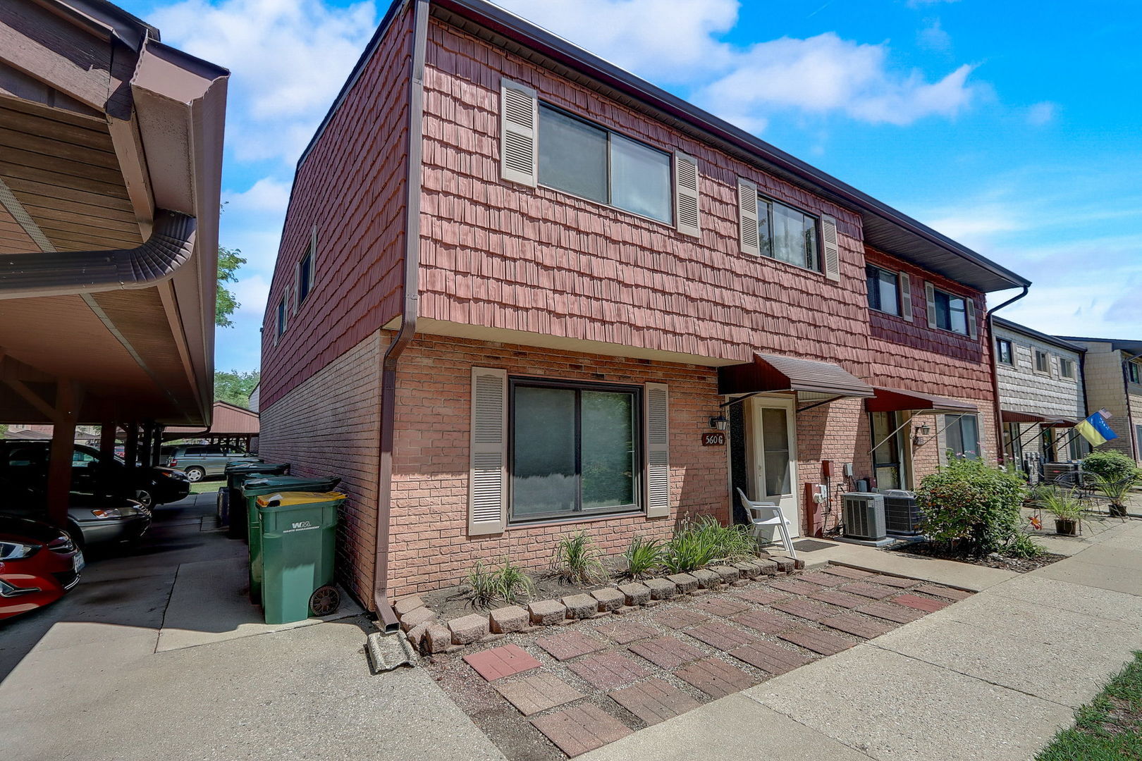 Property Photo: 560 W Lodge Trail G IL 60090