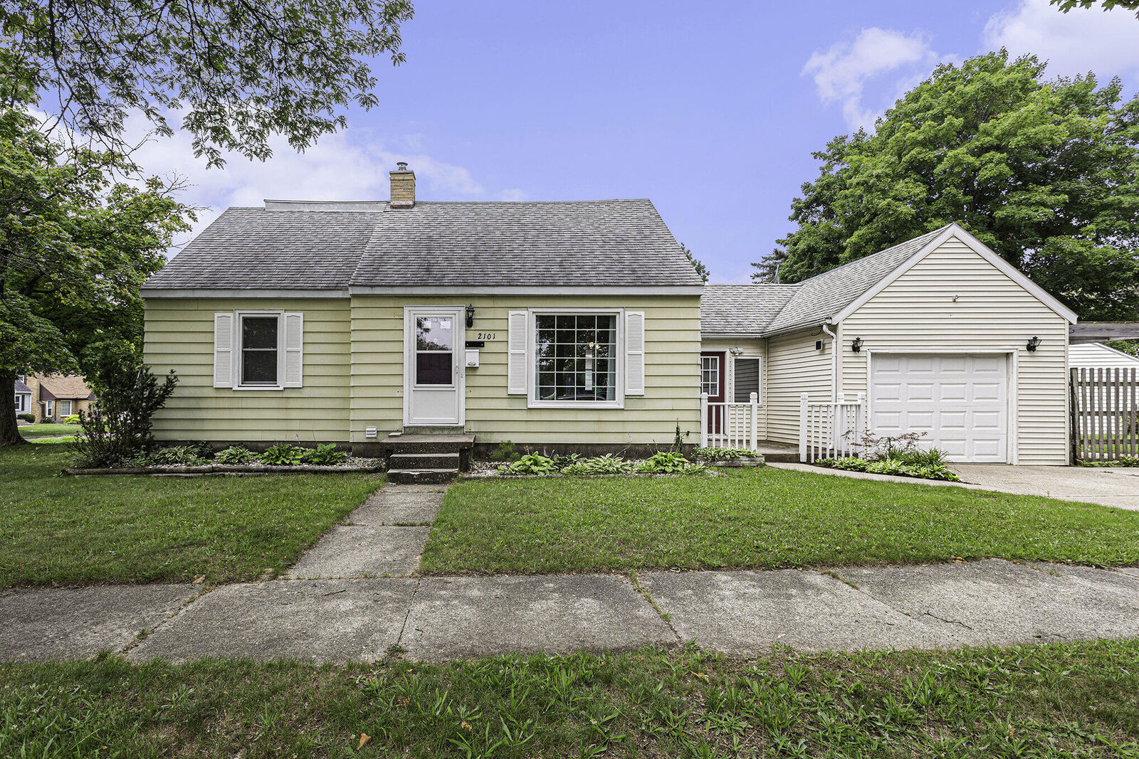 Property Photo: 2101 Oakfield Avenue SE MI 49507