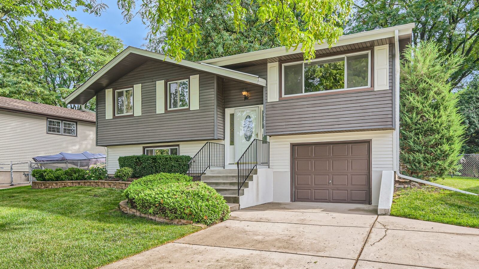 Property Photo: 618 Boxwood Drive IL 60193