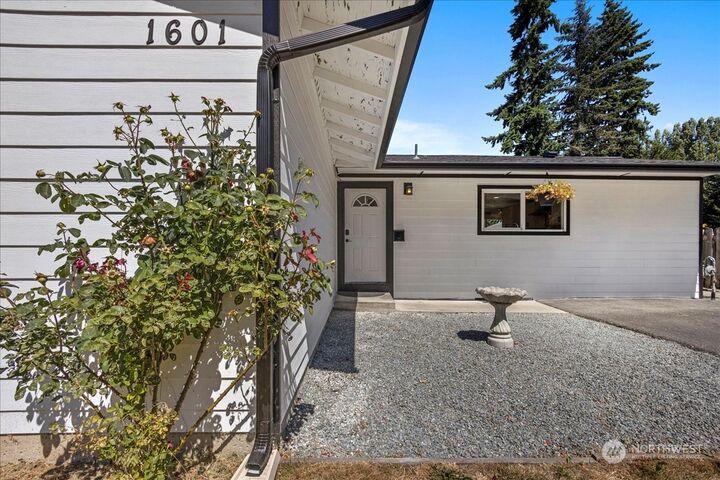Property Photo:  1601 E Hazel Avenue  WA 98233 
