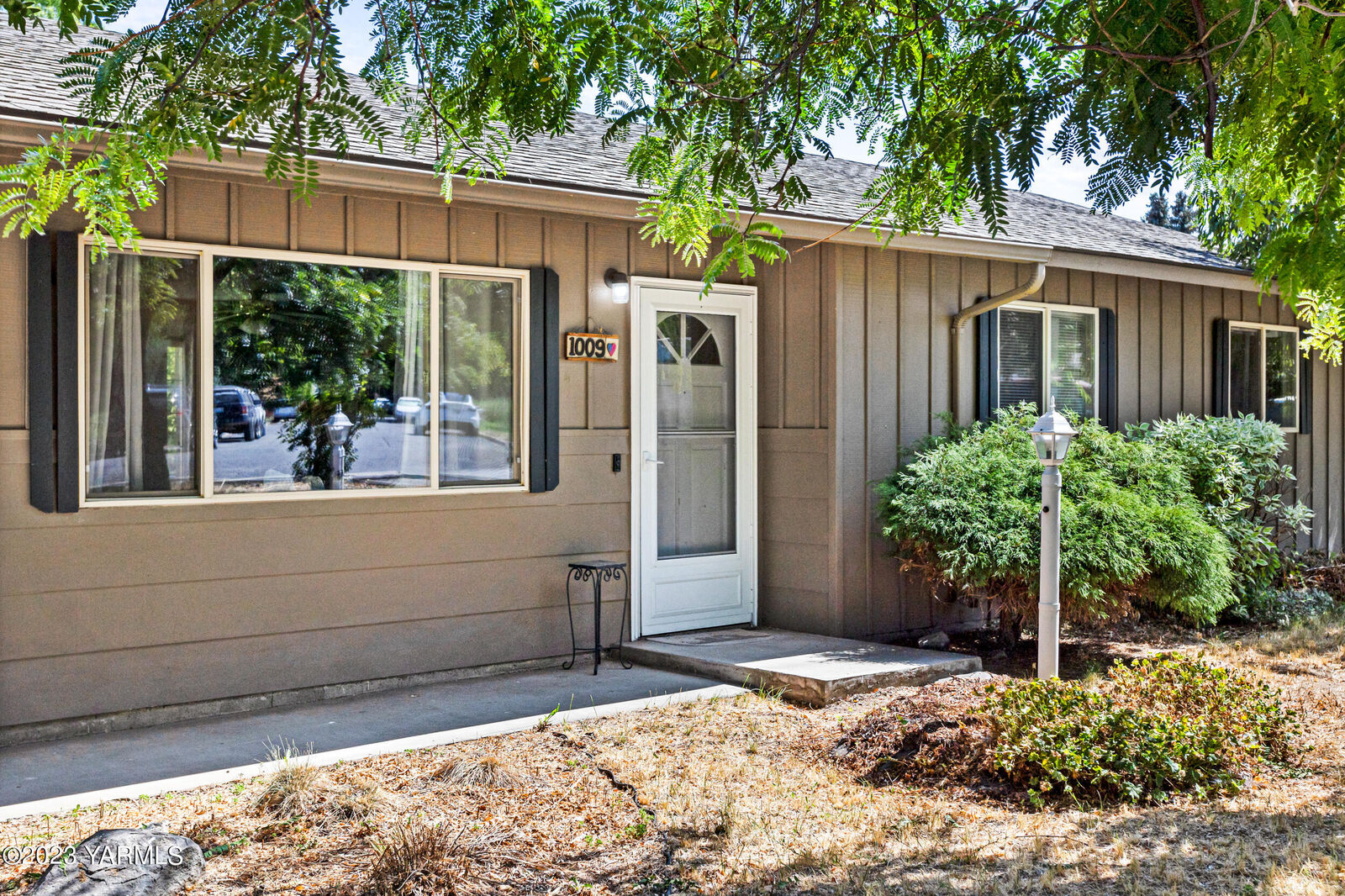 Property Photo: 1009 S 76th Ave WA 98908