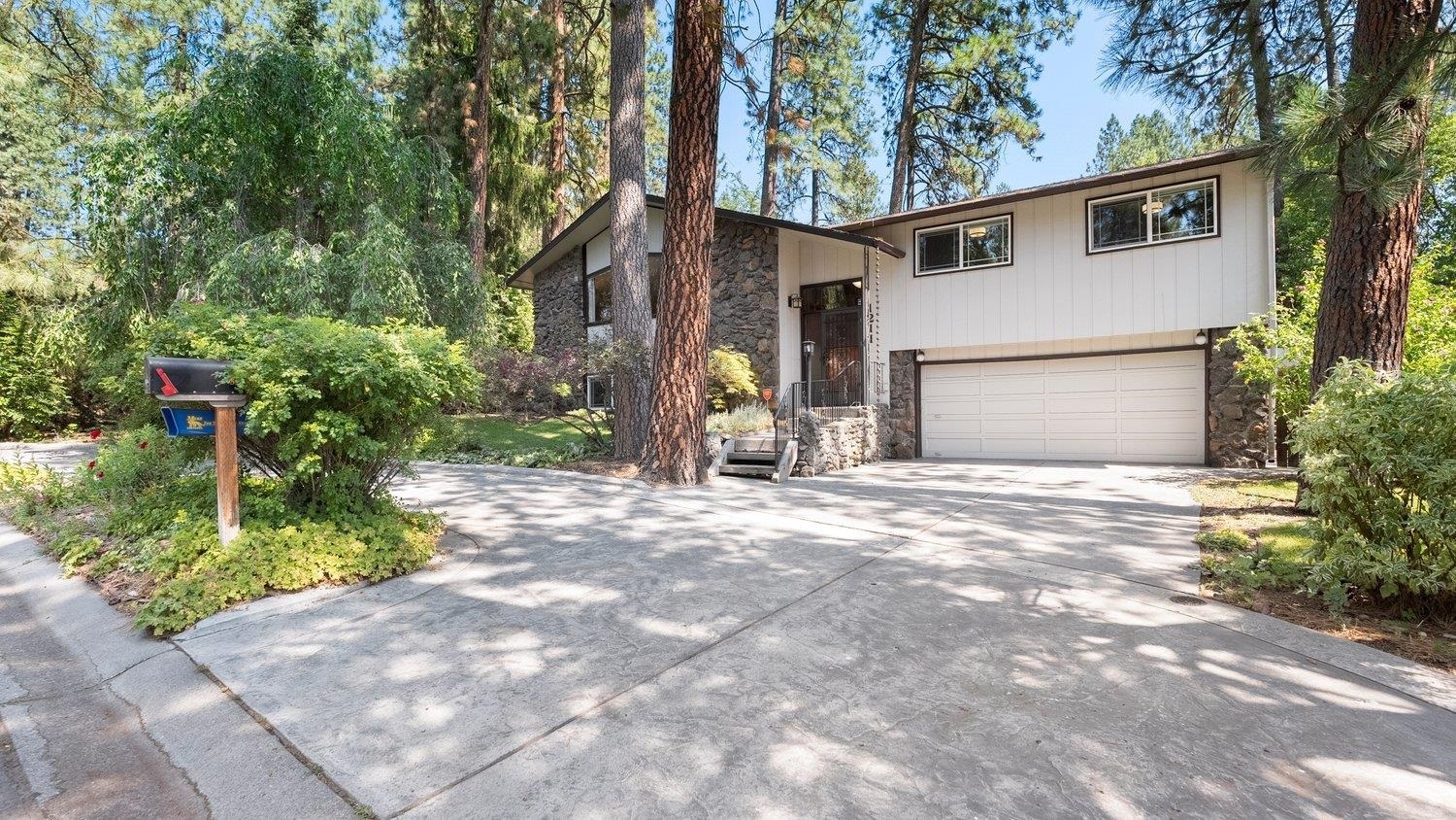 Property Photo: 1211 W Bellwood Dr WA 99218