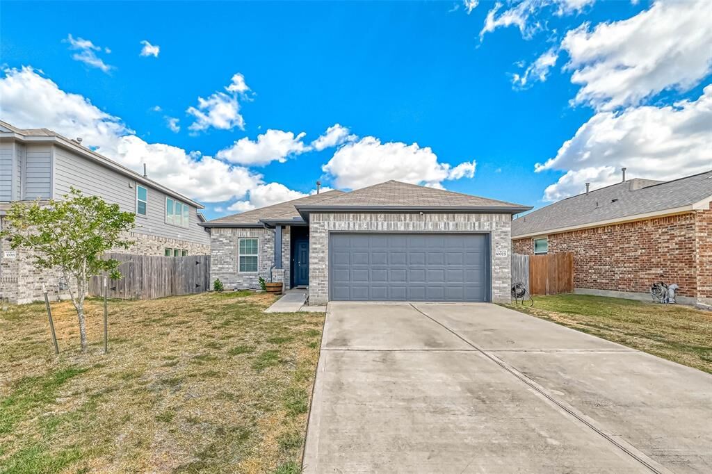 Property Photo: 10023 Stone Briar Drive TX 77521
