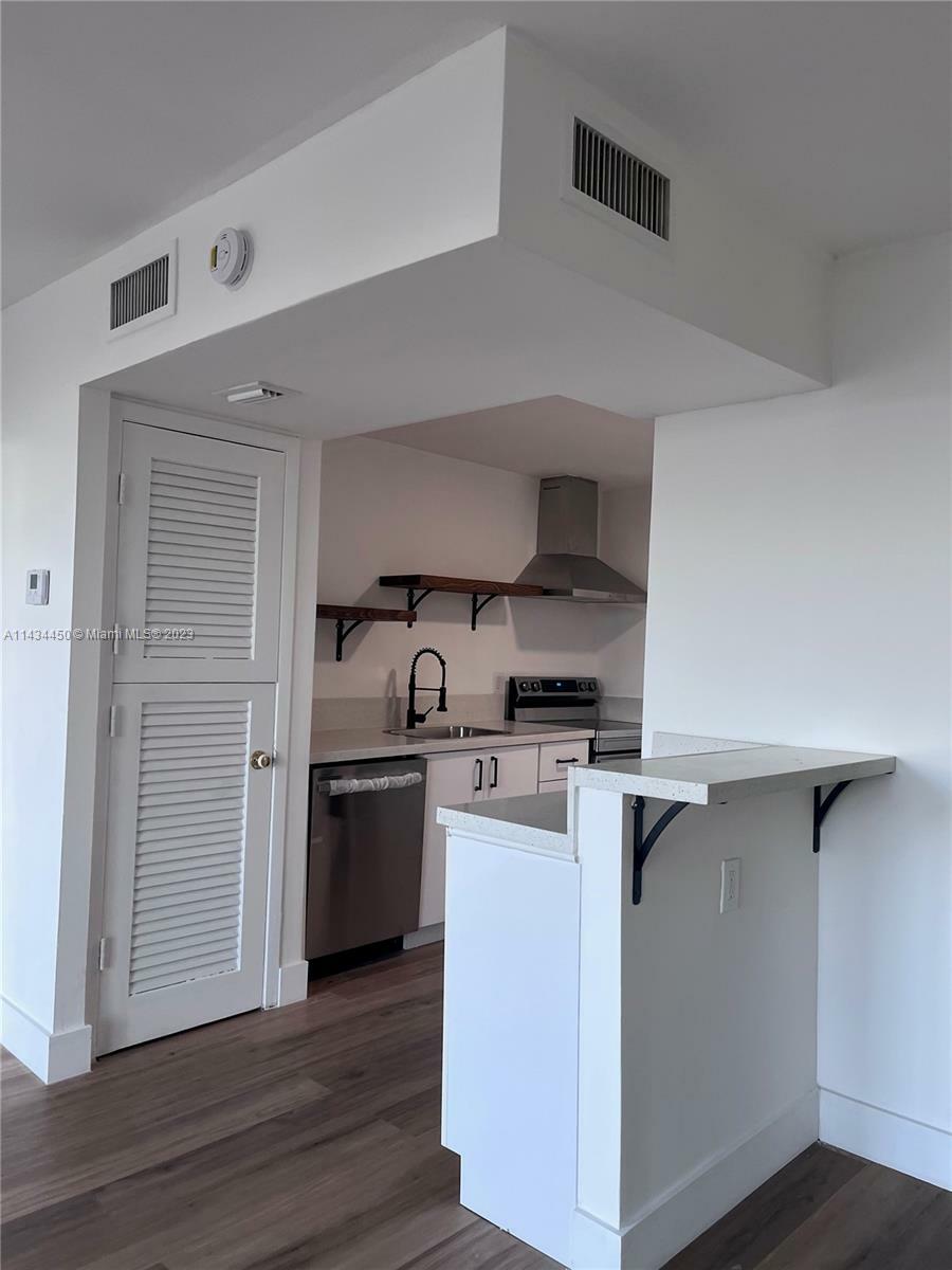 Property Photo: 9800 W Bay Harbor Dr 705 FL 33154