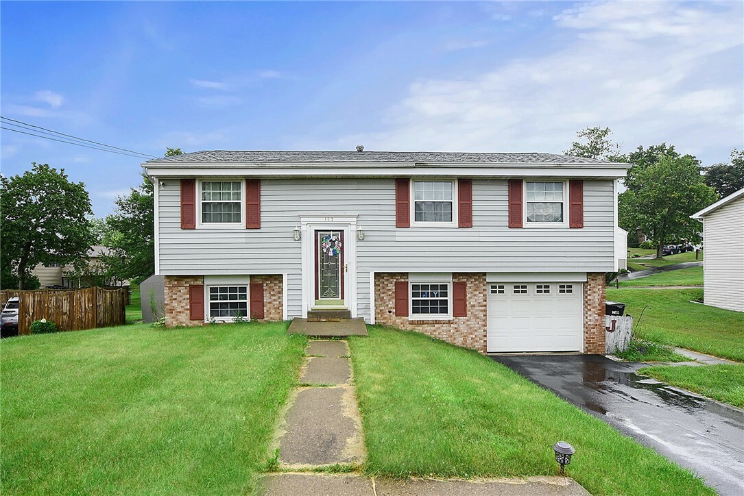 Property Photo:  122 York Way  PA 15061 