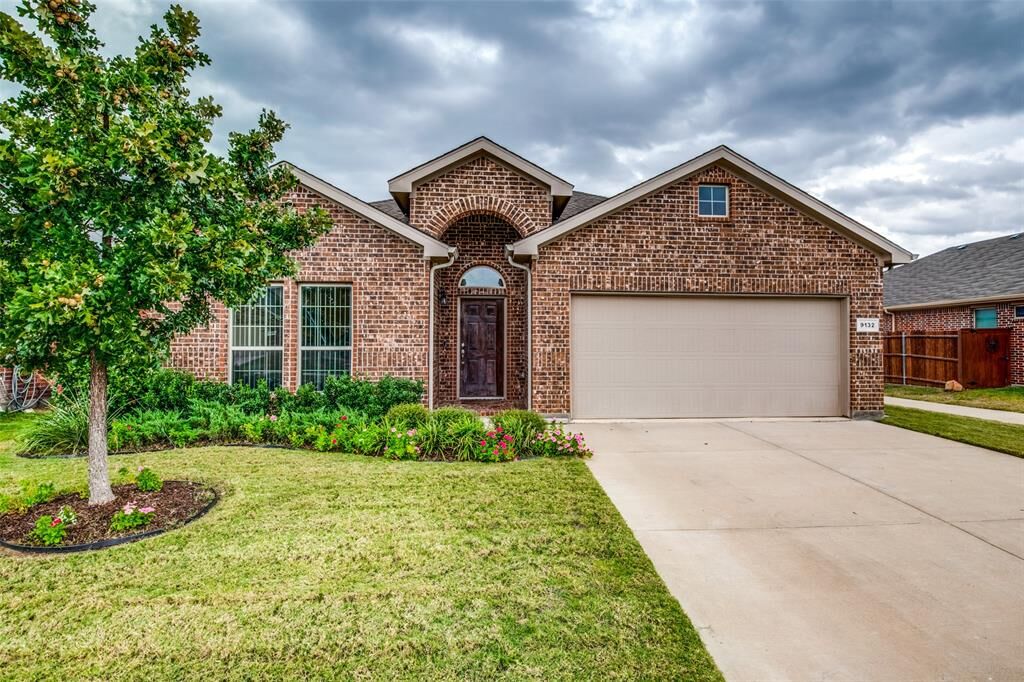 Property Photo: 9132 Bronze Meadow Drive TX 76131