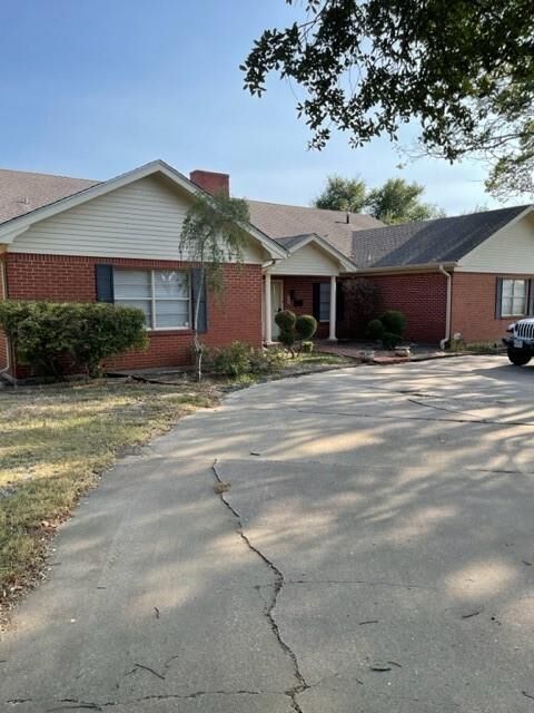 Property Photo: 812 E Tyler Street TX 76667