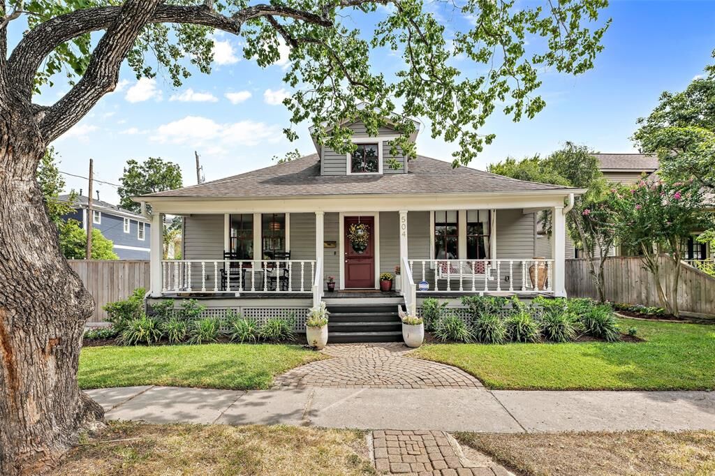 Property Photo: 504 E 12th Street TX 77008