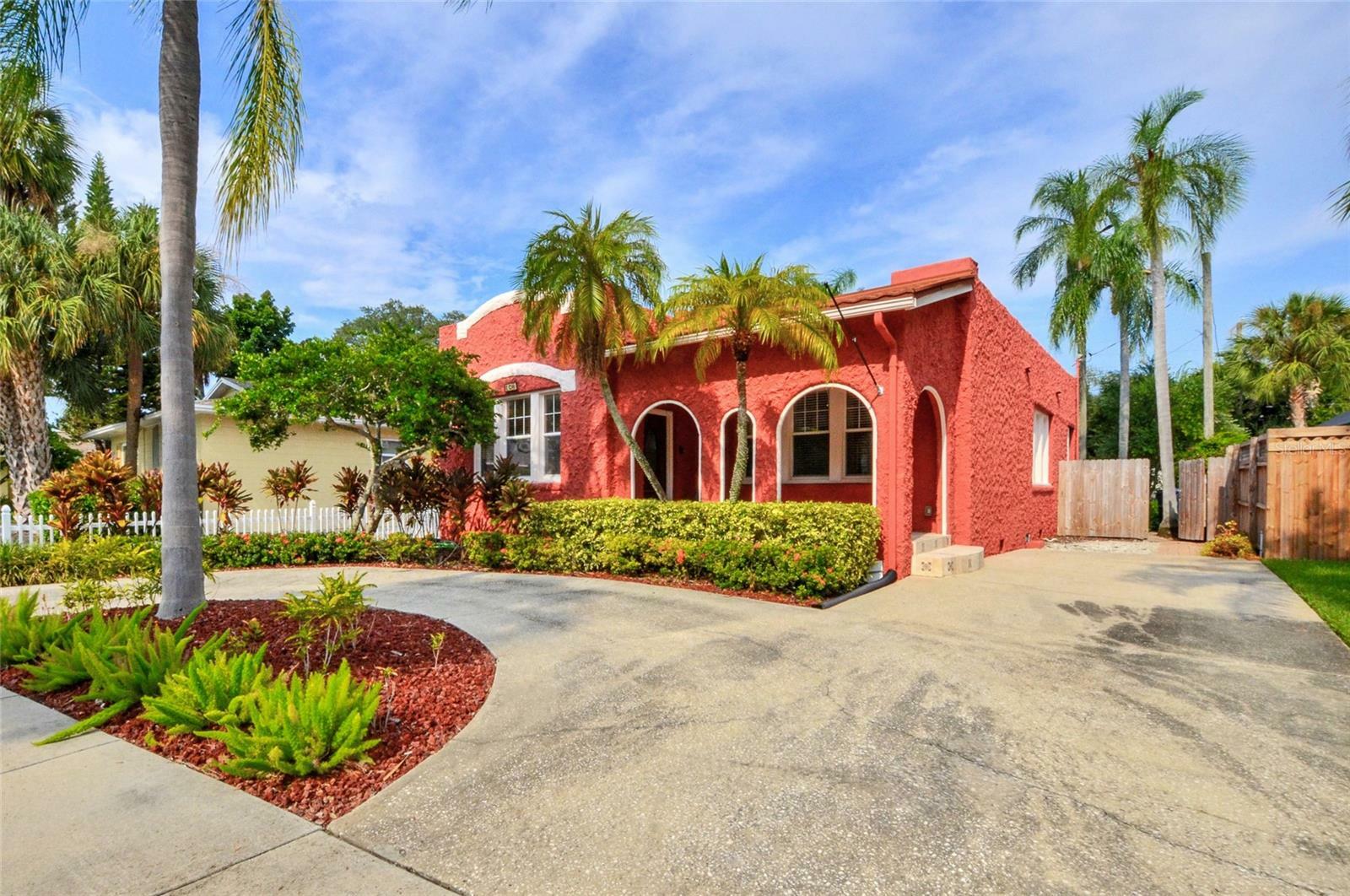 Property Photo:  108 S Hale Avenue  FL 33609 