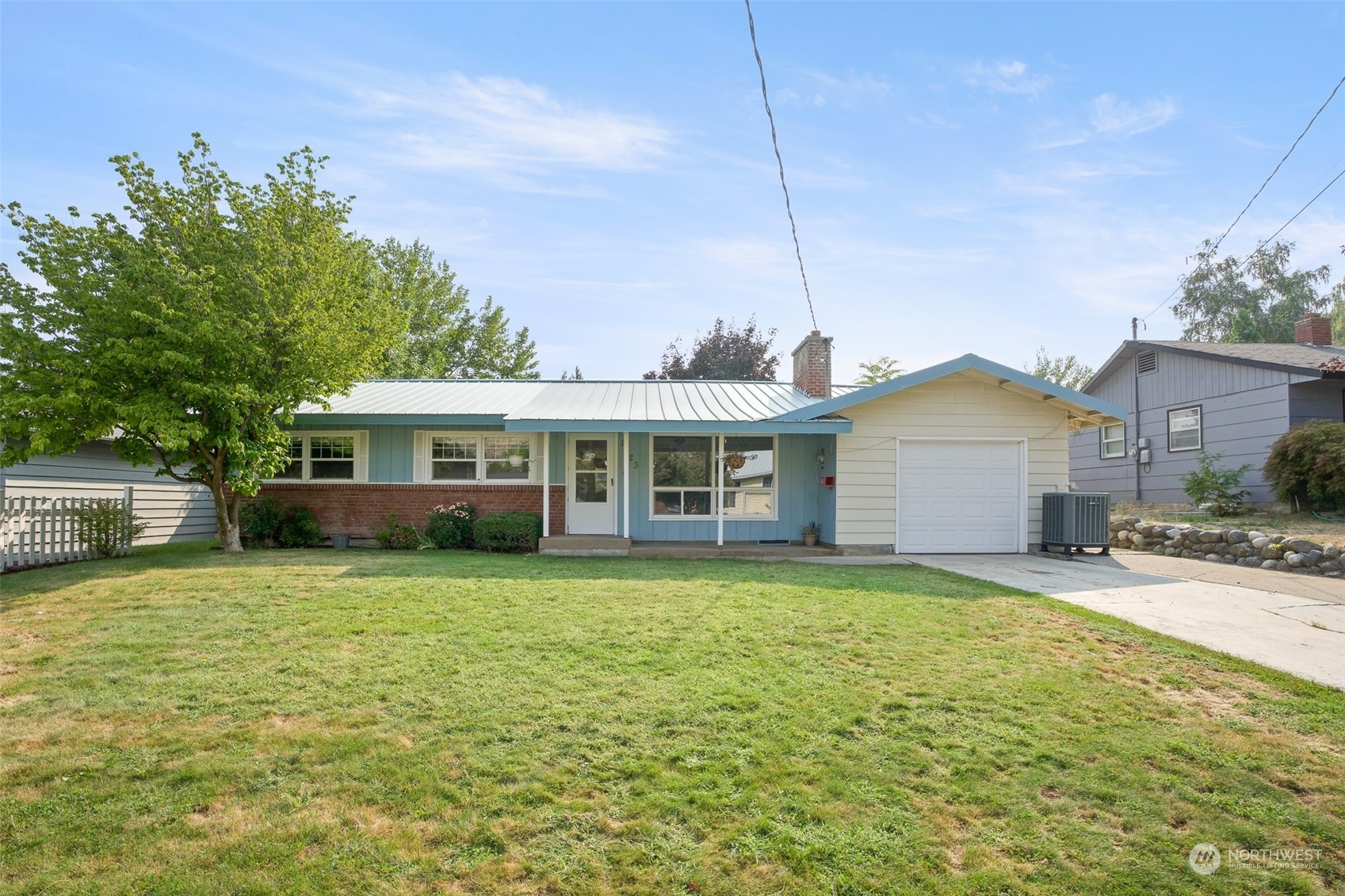 Property Photo:  1423 Oak Street  WA 98801 