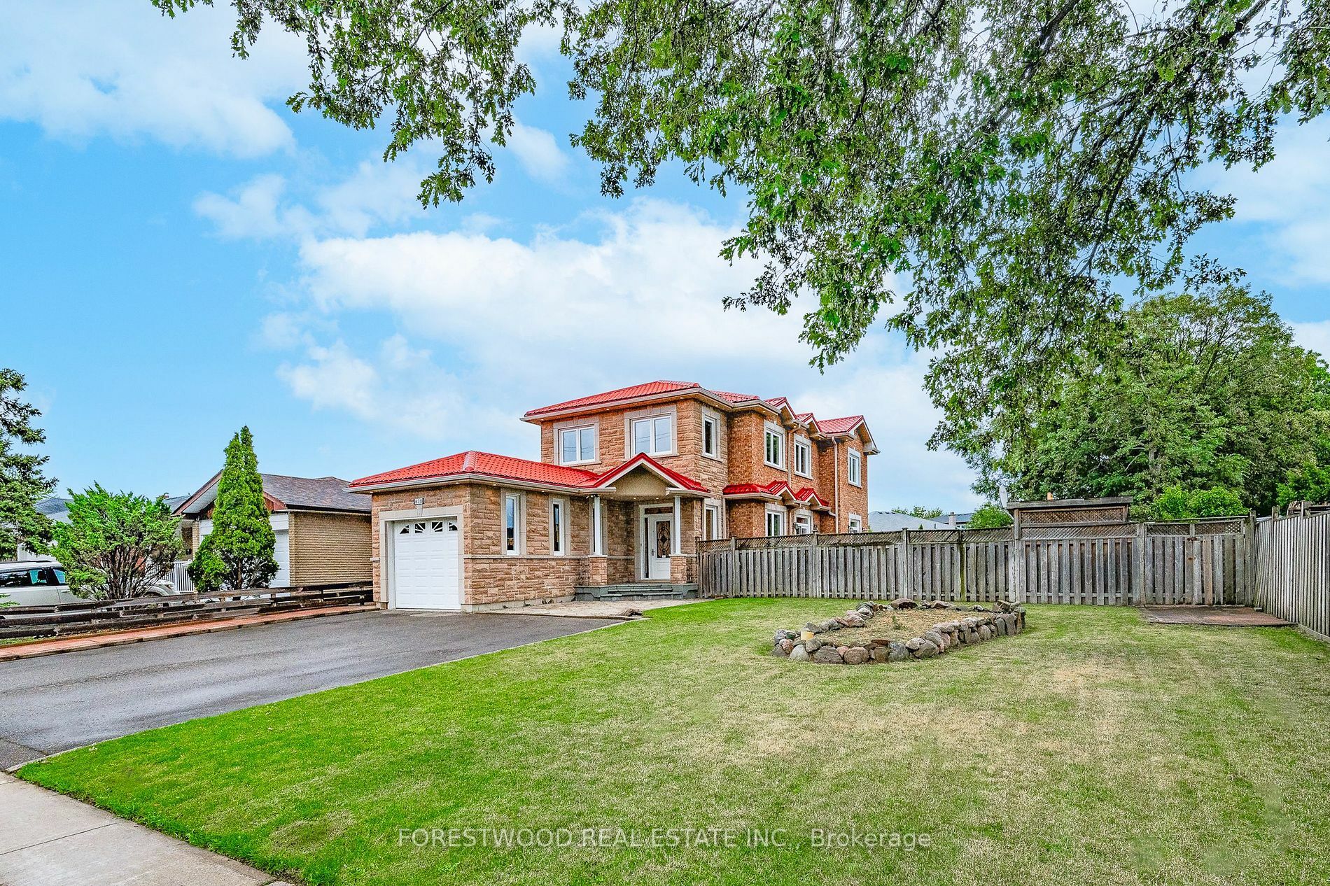 Property Photo: 838 Bloor St ON L4Y2M9