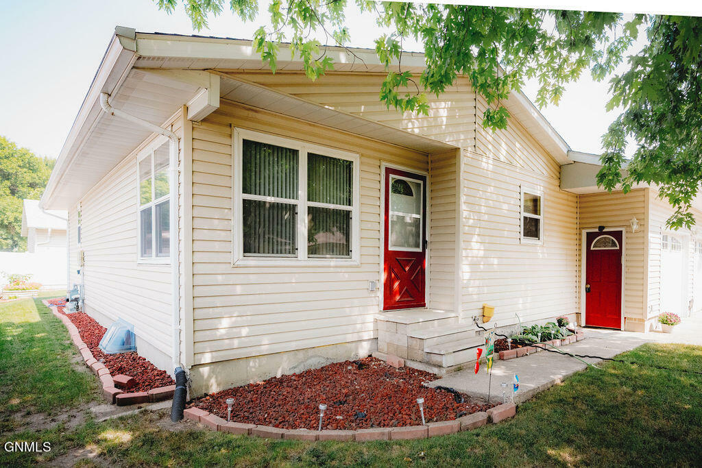 Property Photo: 1618 16th Street SW ND 58401