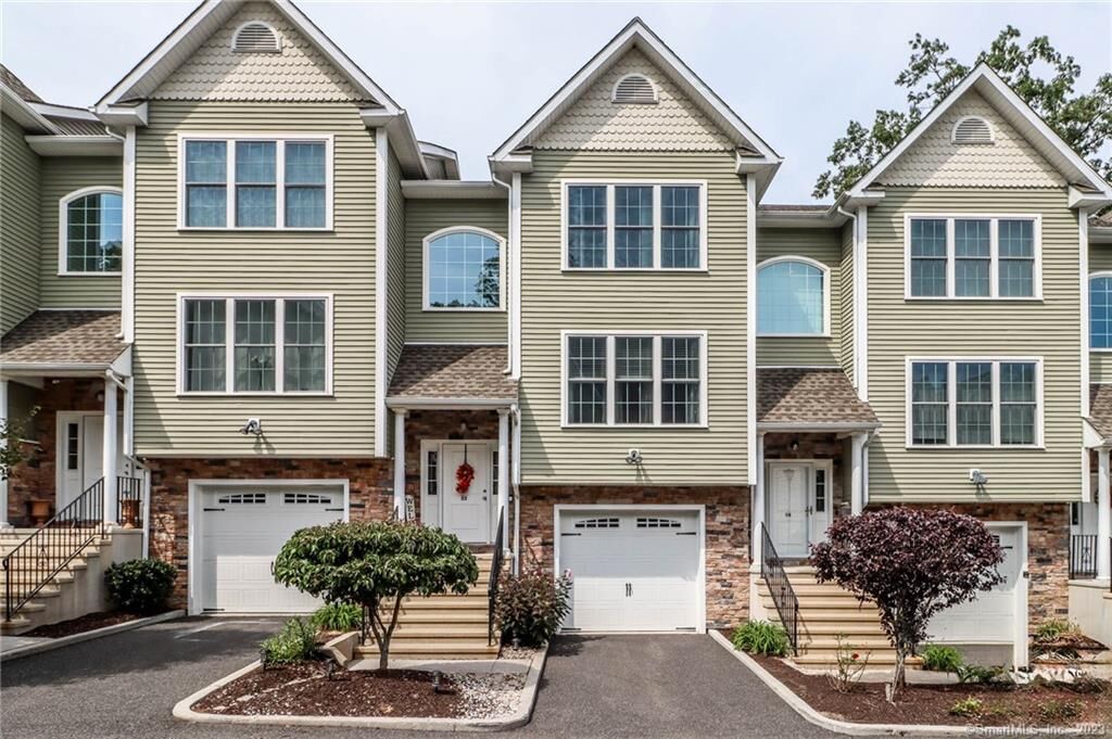 Property Photo: 33 Short Oak Drive 33 CT 06804