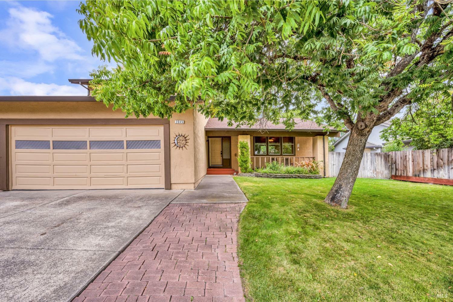 Property Photo:  2045 Clydesdale Way  CA 94954 