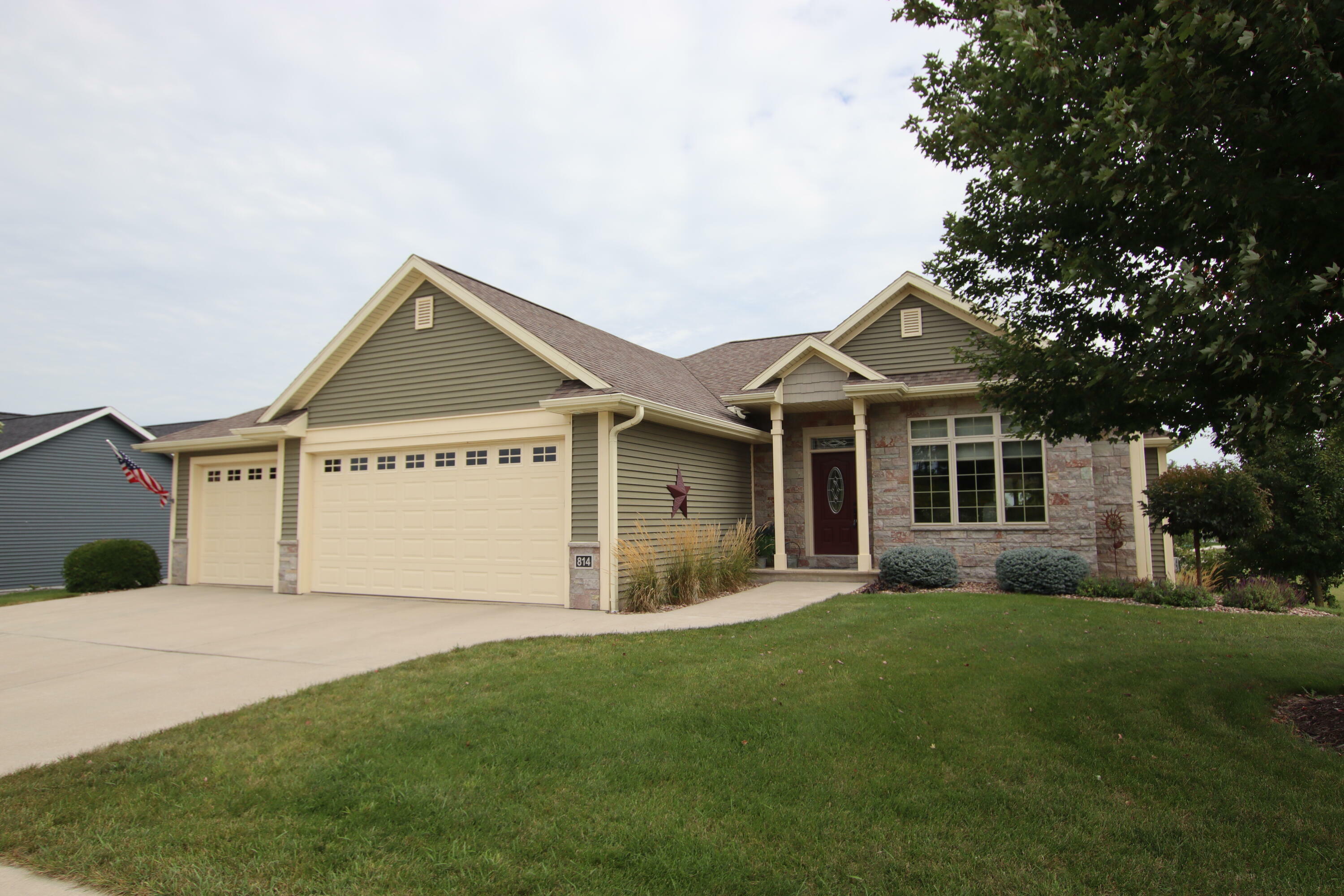 Property Photo: 814 Evergreen Dr WI 53006