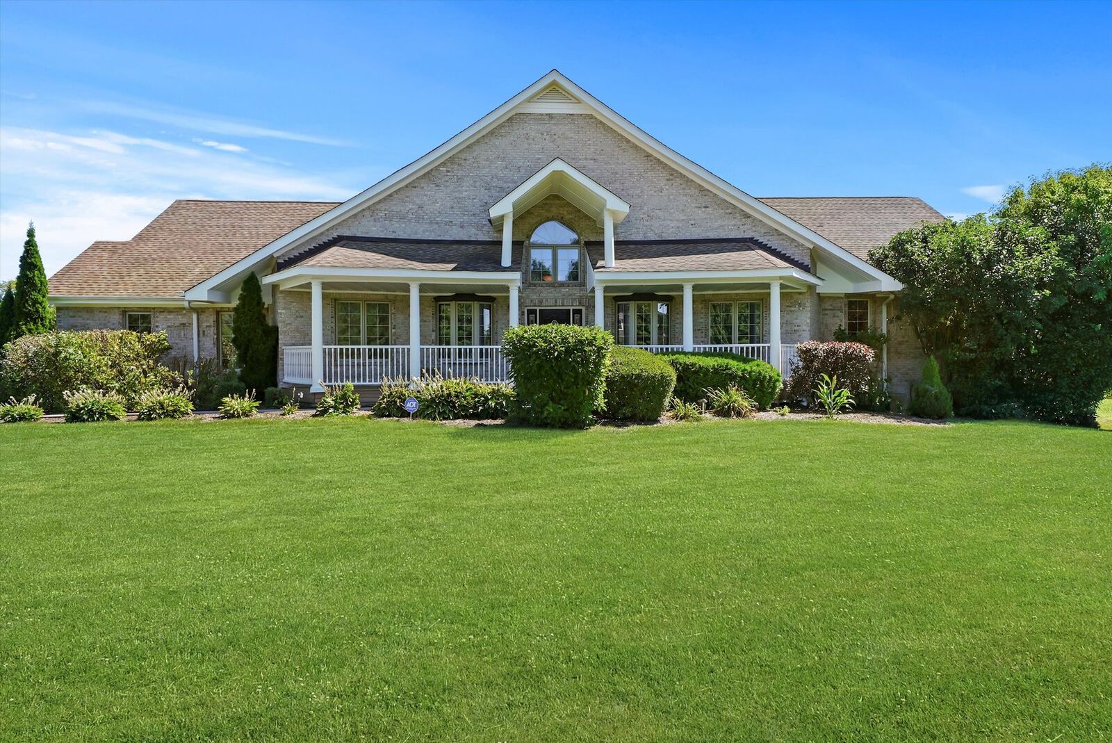 Property Photo:  40401 N Belle Foret Drive  IL 60083 