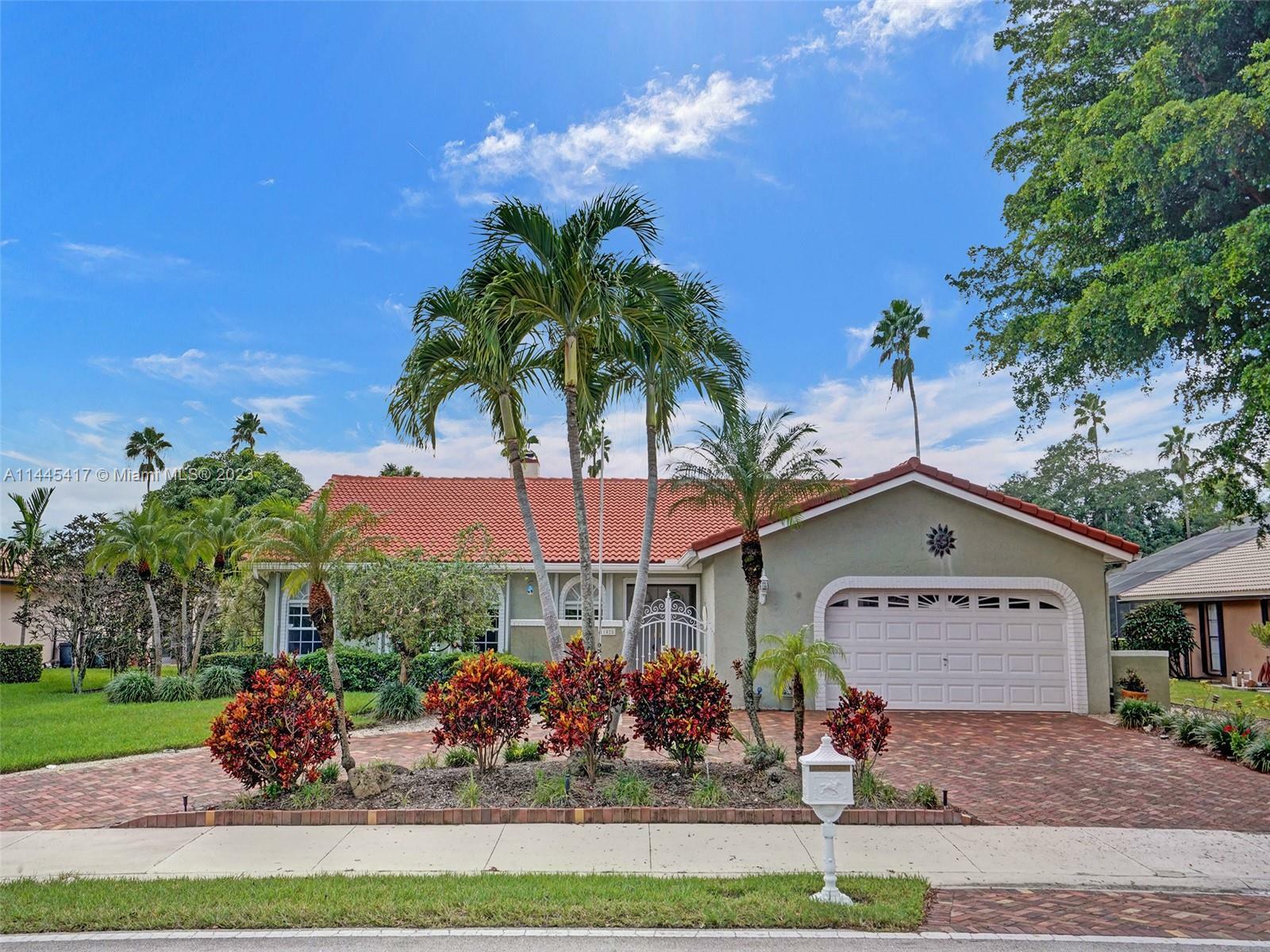 Property Photo: 11028 Lakeview Dr FL 33071